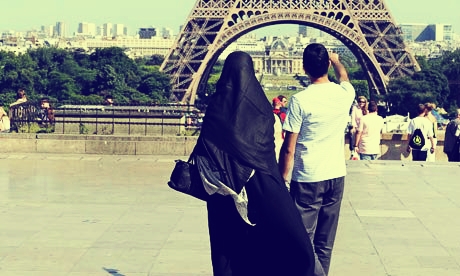 islamic couple paris honeymoon